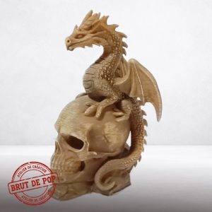 Figurine dragon sculpté sur un crâne, impression 3D en PLA peint à la main effet bois ancien par Brut de Pop.