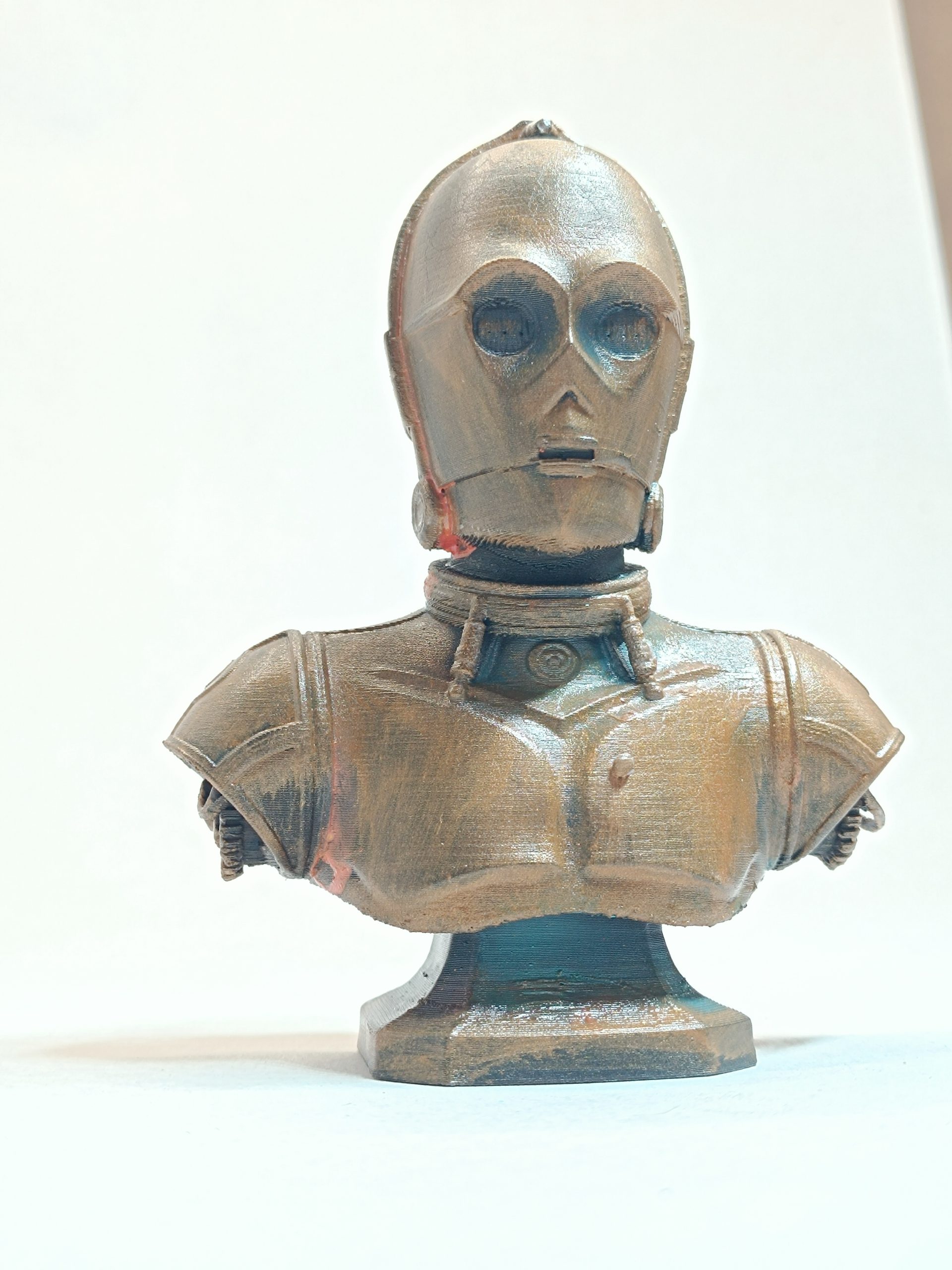 Photo de la statuette de C-3PO aspect Bronze Vieilli, vue de face sur fond neutre.