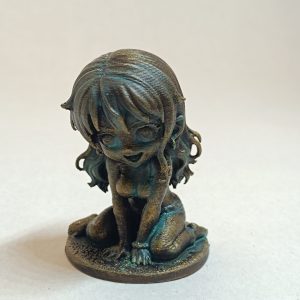Figurine Nami Chibi en impression 3D aspect bronze antique, vue de face sur fond neutre.