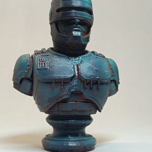 Figurine RoboCop en impression 3D avec finition effet acier usé et patine métallique artisanale.