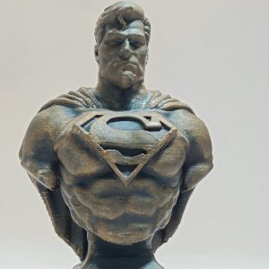 Figurine Superman en impression 3D aspect bronze antique, vue de face sur fond neutre.