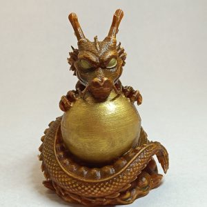 Figurine Baby Shenron en impression 3D avec finition peinture artisanale imitation bois, détails des écailles et des cornes, vue de face sur fond neutre.